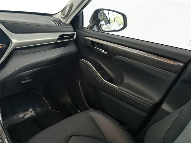 used 2024 Toyota Highlander car, priced at $49,998