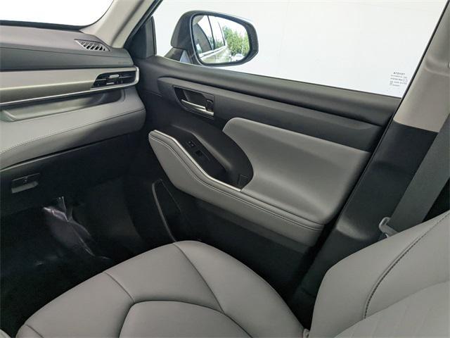 used 2021 Toyota Highlander car, priced at $28,000