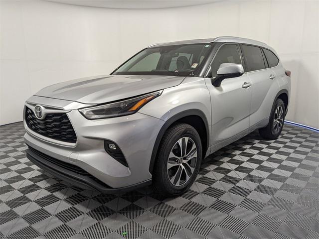 used 2021 Toyota Highlander car, priced at $28,000
