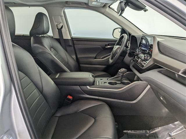 used 2022 Toyota Highlander car, priced at $35,700