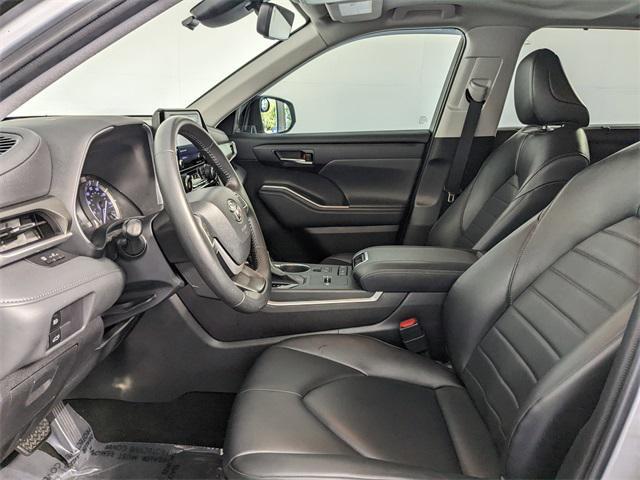 used 2022 Toyota Highlander car, priced at $35,700