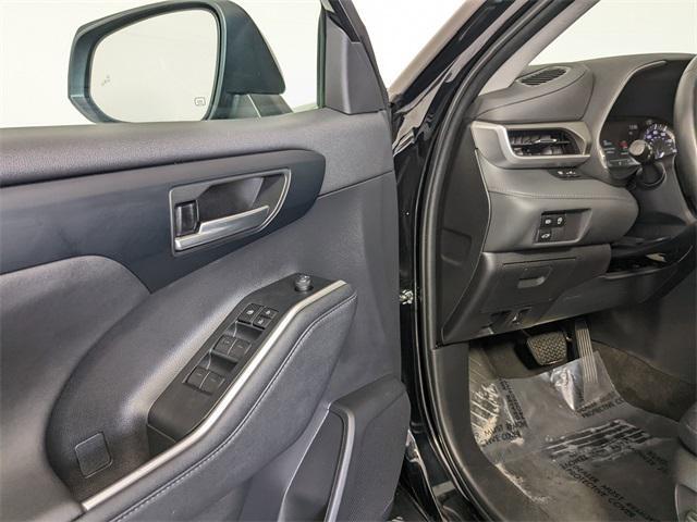 used 2023 Toyota Highlander car, priced at $38,500