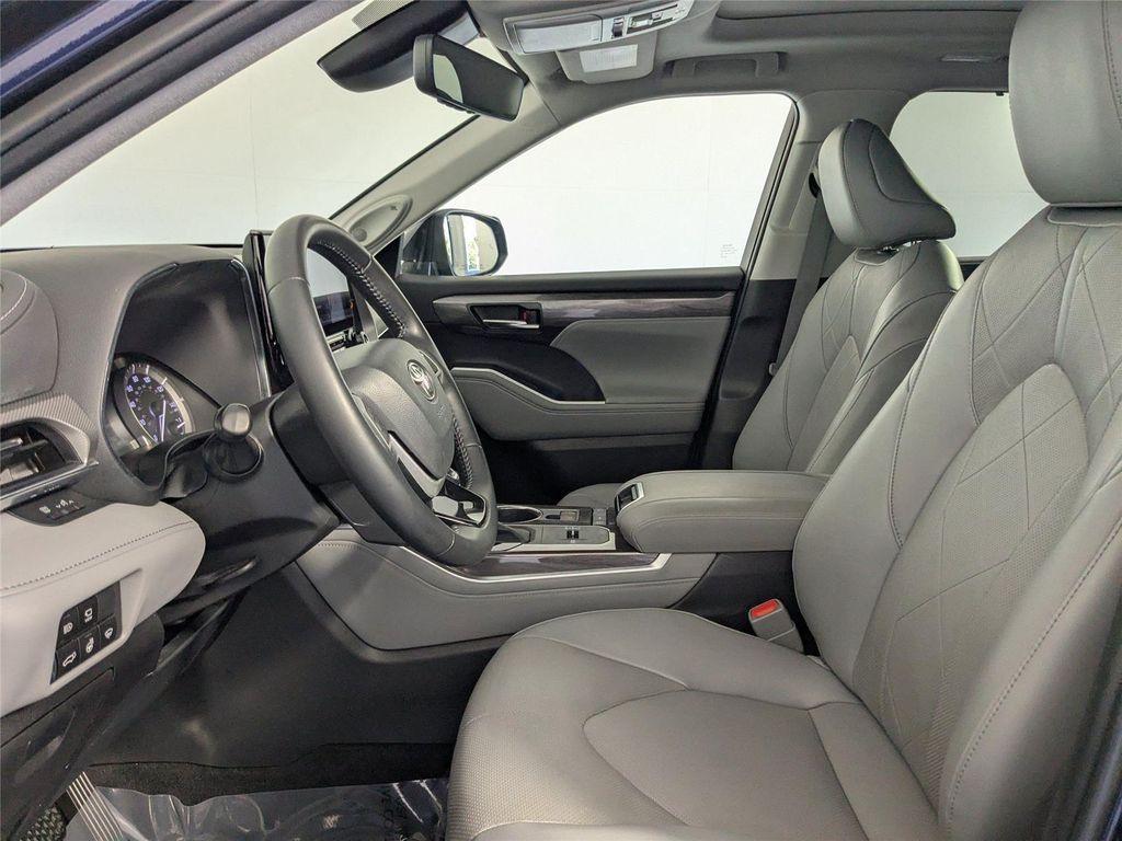 used 2022 Toyota Highlander car, priced at $40,991