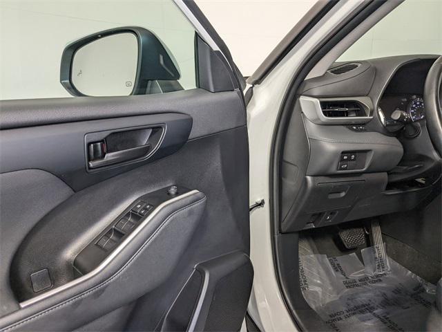 used 2023 Toyota Highlander car, priced at $32,500