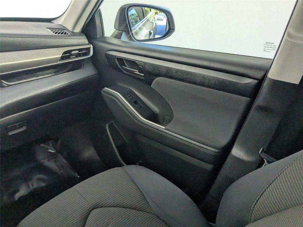 used 2021 Toyota Highlander car, priced at $25,900