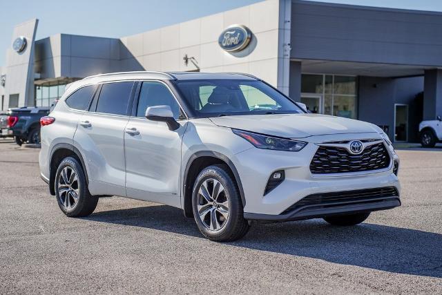 used 2022 Toyota Highlander car, priced at $32,428