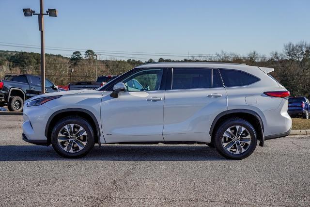 used 2022 Toyota Highlander car, priced at $32,428