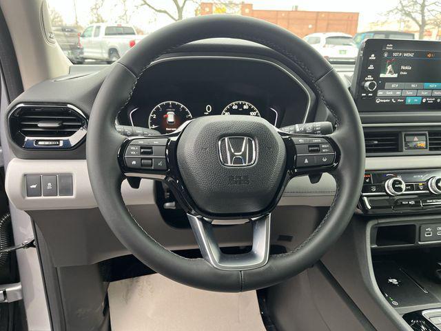 new 2025 Honda Pilot car, priced at $45,876