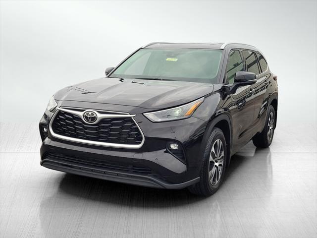 used 2022 Toyota Highlander car, priced at $34,453