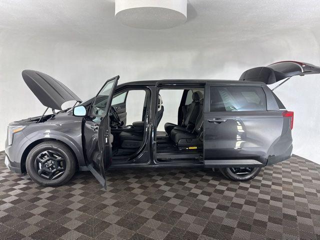 used 2025 Kia Carnival car, priced at $35,299