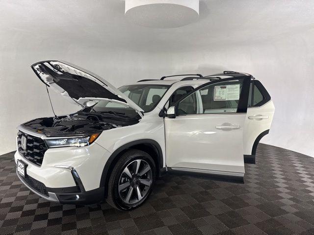 used 2025 Honda Pilot car, priced at $41,699
