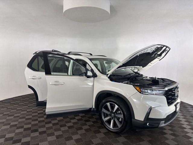 used 2025 Honda Pilot car, priced at $41,699
