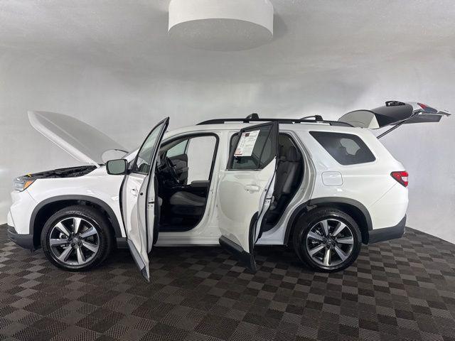 used 2025 Honda Pilot car, priced at $41,699
