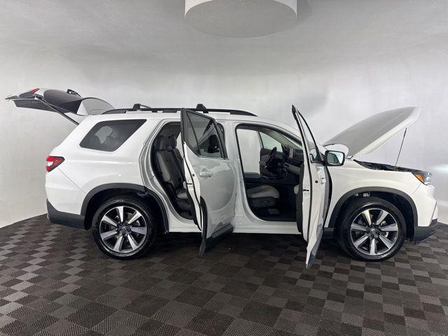 used 2025 Honda Pilot car, priced at $41,699