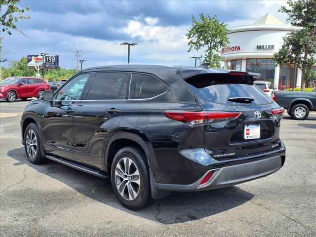 used 2022 Toyota Highlander car, priced at $42,894