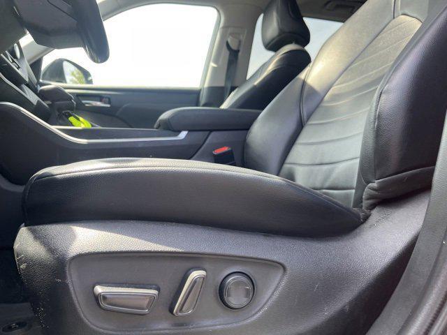 used 2022 Toyota Highlander car, priced at $35,884