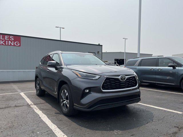 used 2022 Toyota Highlander car, priced at $37,500