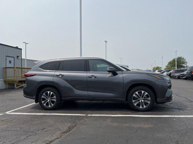 used 2022 Toyota Highlander car, priced at $37,311