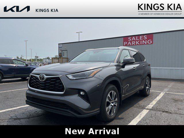 used 2022 Toyota Highlander car, priced at $37,311