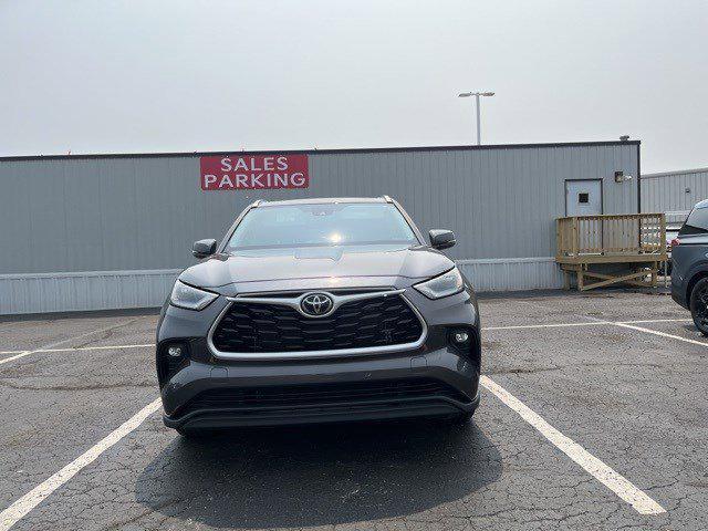 used 2022 Toyota Highlander car, priced at $37,311