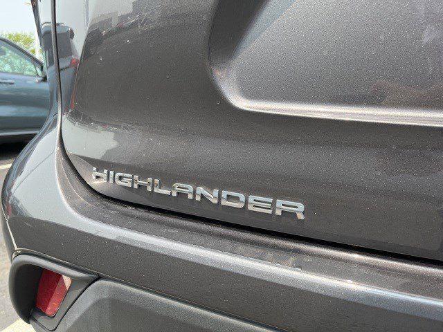 used 2022 Toyota Highlander car, priced at $37,311