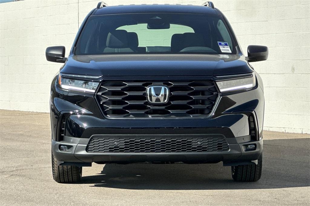 new 2025 Honda Pilot car, priced at $41,650