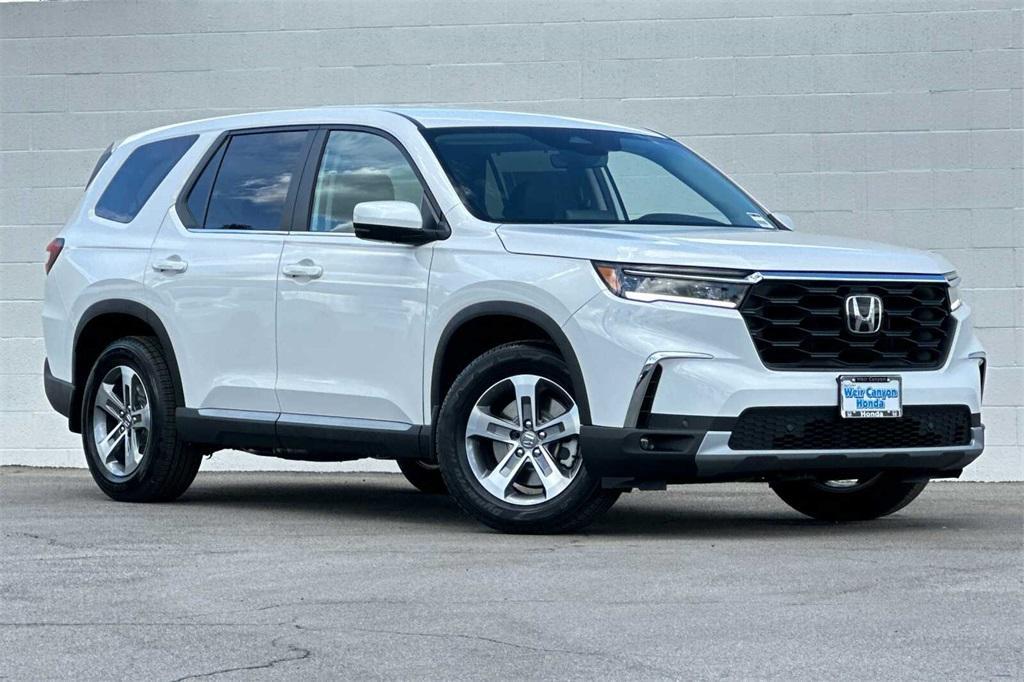 new 2025 Honda Pilot car, priced at $45,350