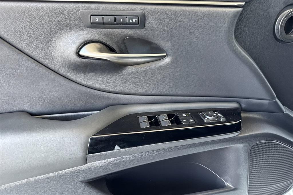 used 2022 Lexus ES 300h car, priced at $36,995