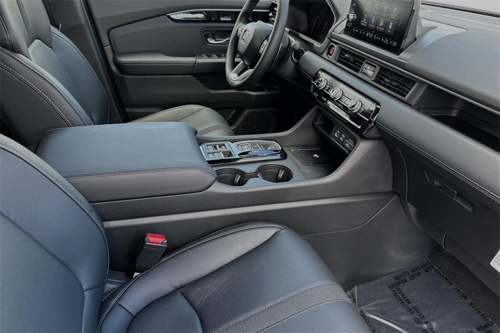 new 2025 Honda Pilot car, priced at $45,405