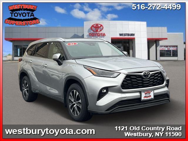 used 2022 Toyota Highlander car, priced at $34,995