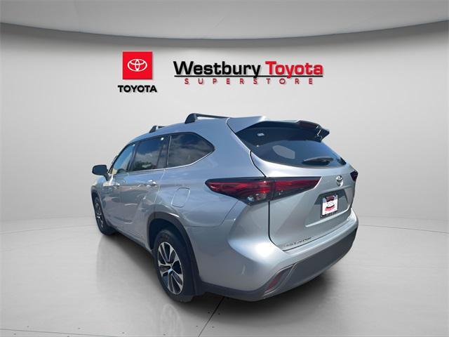 used 2022 Toyota Highlander car, priced at $38,375