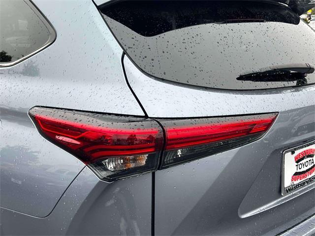 used 2022 Toyota Highlander car, priced at $38,333
