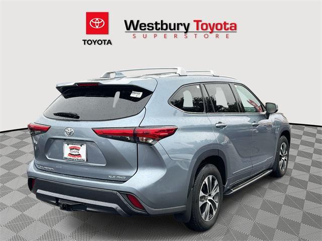 used 2022 Toyota Highlander car, priced at $38,333