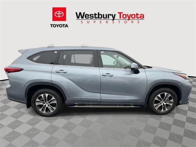 used 2022 Toyota Highlander car, priced at $38,333