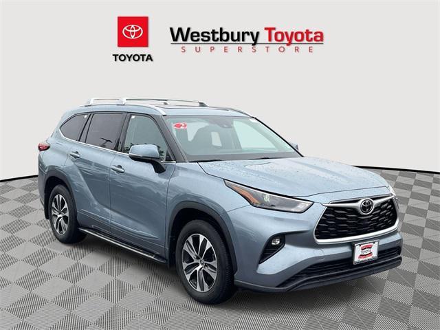 used 2022 Toyota Highlander car, priced at $38,333