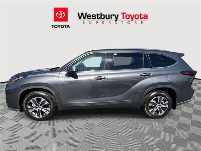 used 2021 Toyota Highlander car, priced at $32,995