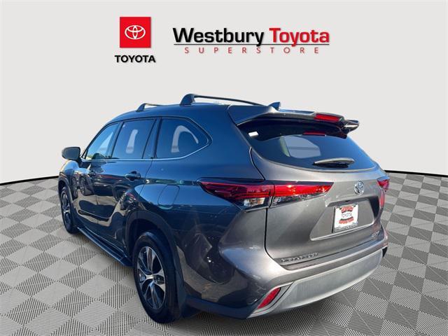 used 2022 Toyota Highlander car, priced at $34,495