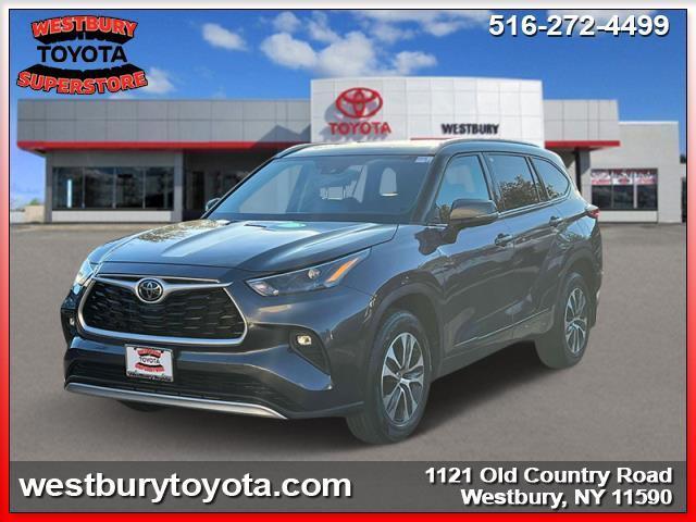 used 2022 Toyota Highlander car, priced at $35,495