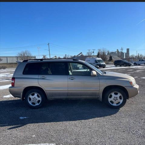 used 2004 Toyota Highlander car, priced at $5,495