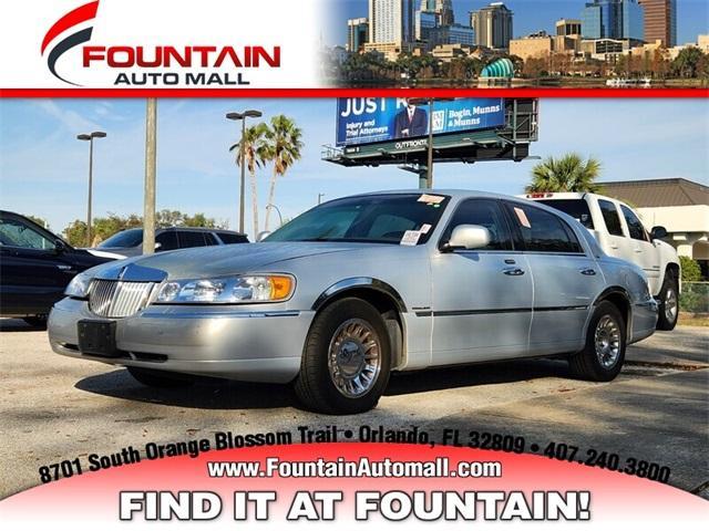 used 2002 Lincoln Town Car car, priced at $2,497