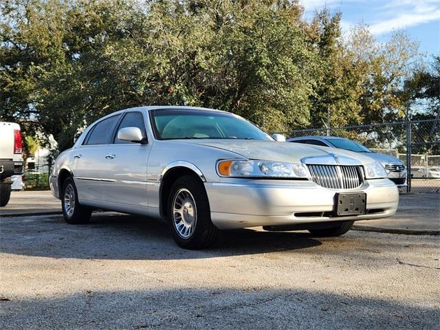 used 2002 Lincoln Town Car car, priced at $2,497