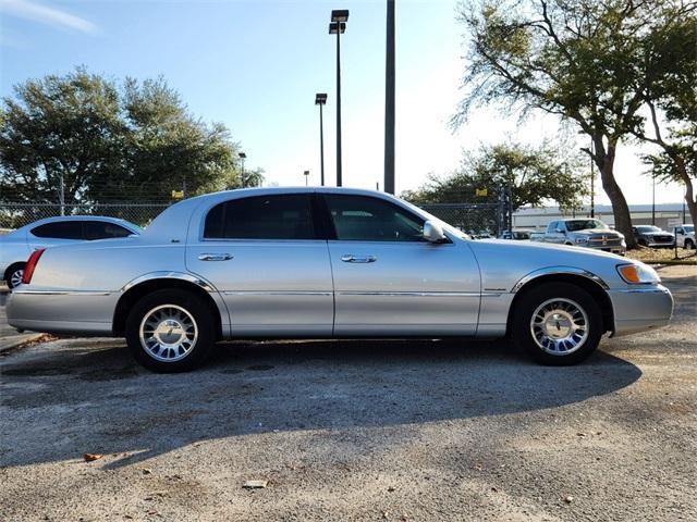 used 2002 Lincoln Town Car car, priced at $2,497