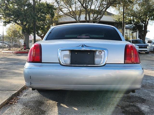 used 2002 Lincoln Town Car car, priced at $2,497