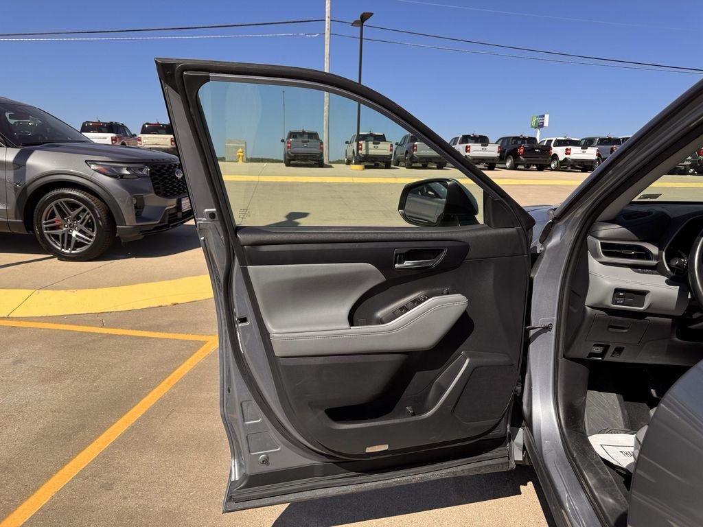 used 2021 Toyota Highlander car, priced at $34,999