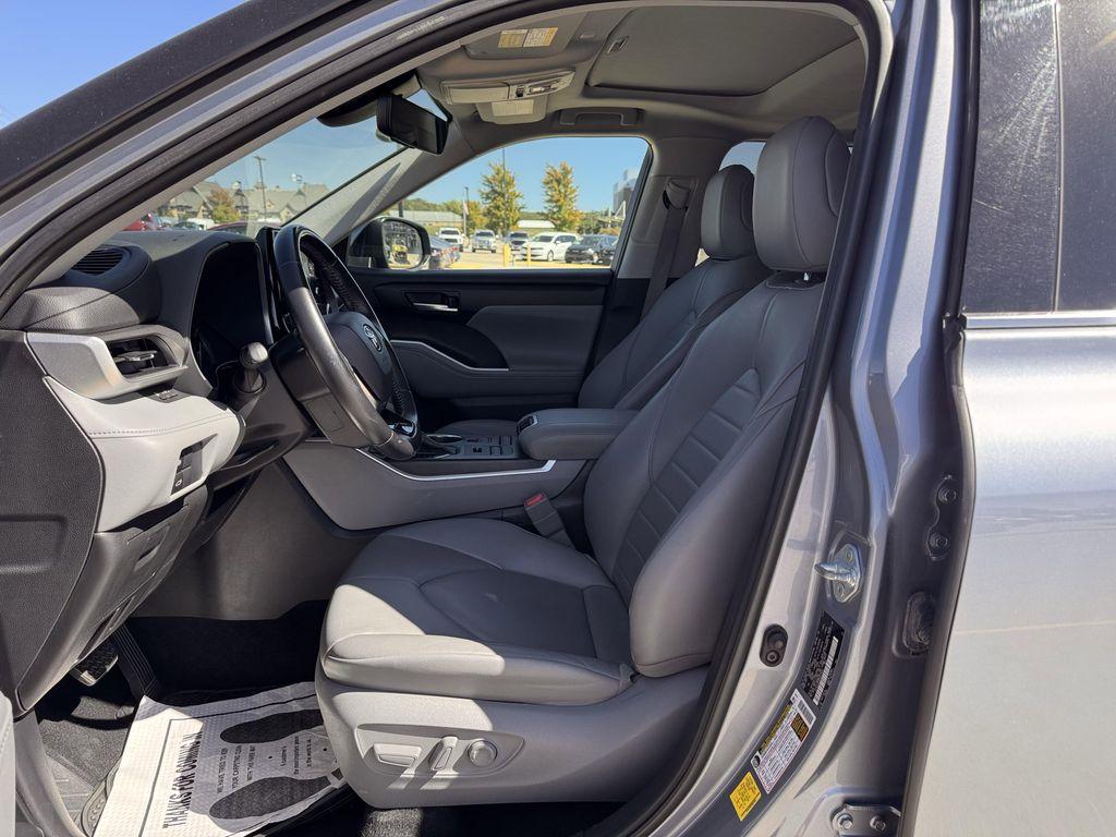 used 2021 Toyota Highlander car, priced at $34,999
