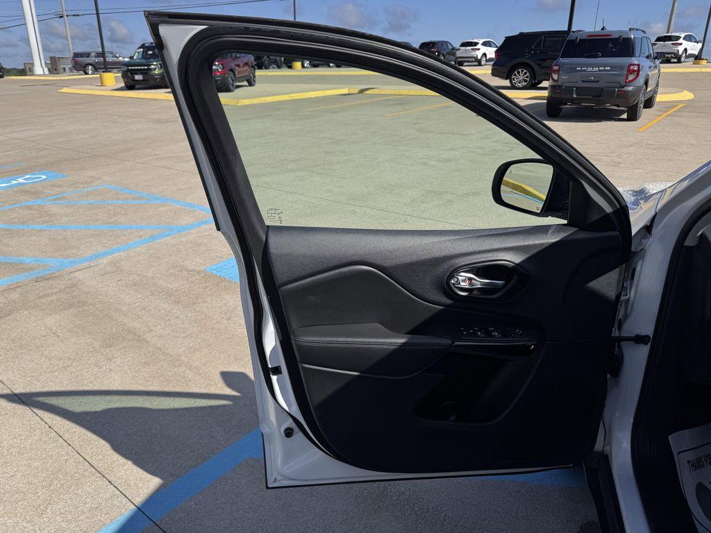 used 2023 Jeep Cherokee car, priced at $27,990