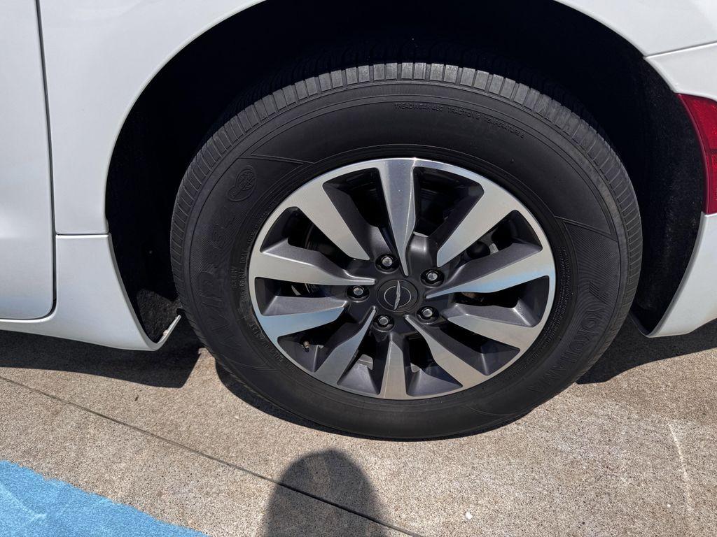 used 2022 Chrysler Pacifica Hybrid car, priced at $28,990