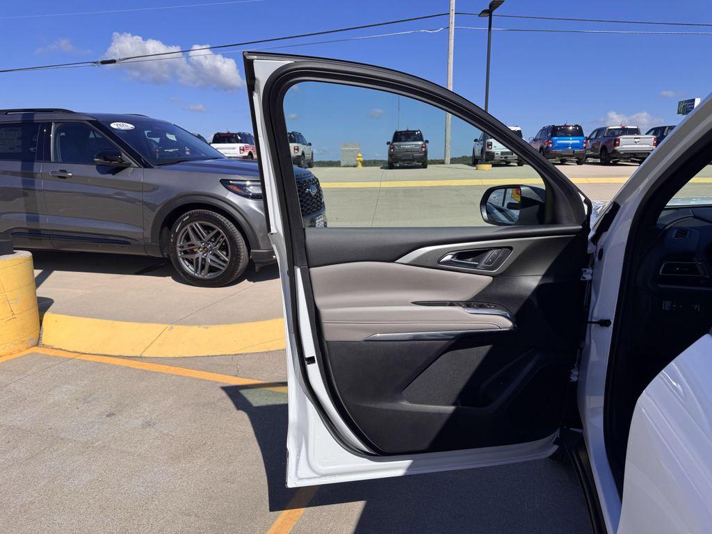 used 2025 Chevrolet Traverse car, priced at $38,990