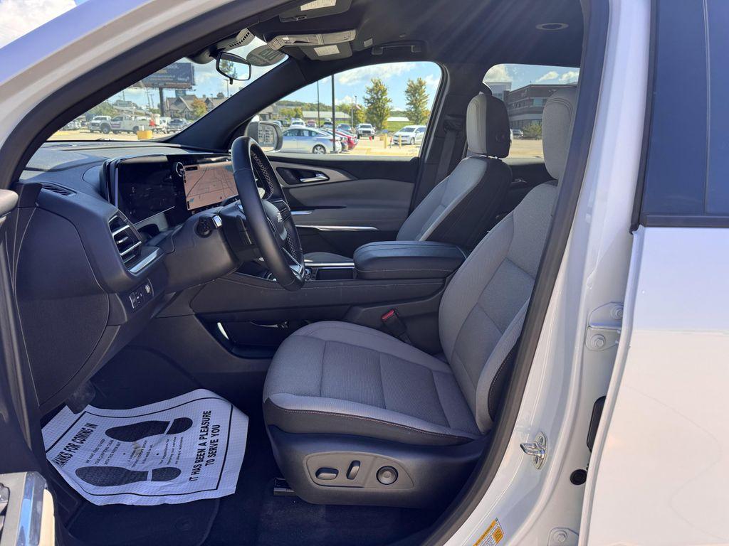 used 2025 Chevrolet Traverse car, priced at $38,990