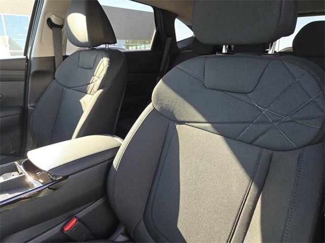 new 2025 Hyundai TUCSON Hybrid car, priced at $35,190